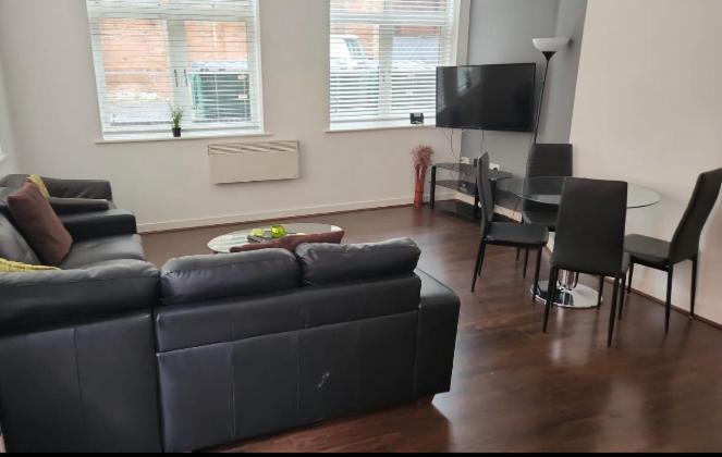 J Quarter - Sleeps 5 Long Term & Families Comfortably, 4 Beds, 2 Bathrooms Бирмингам Екстериор снимка