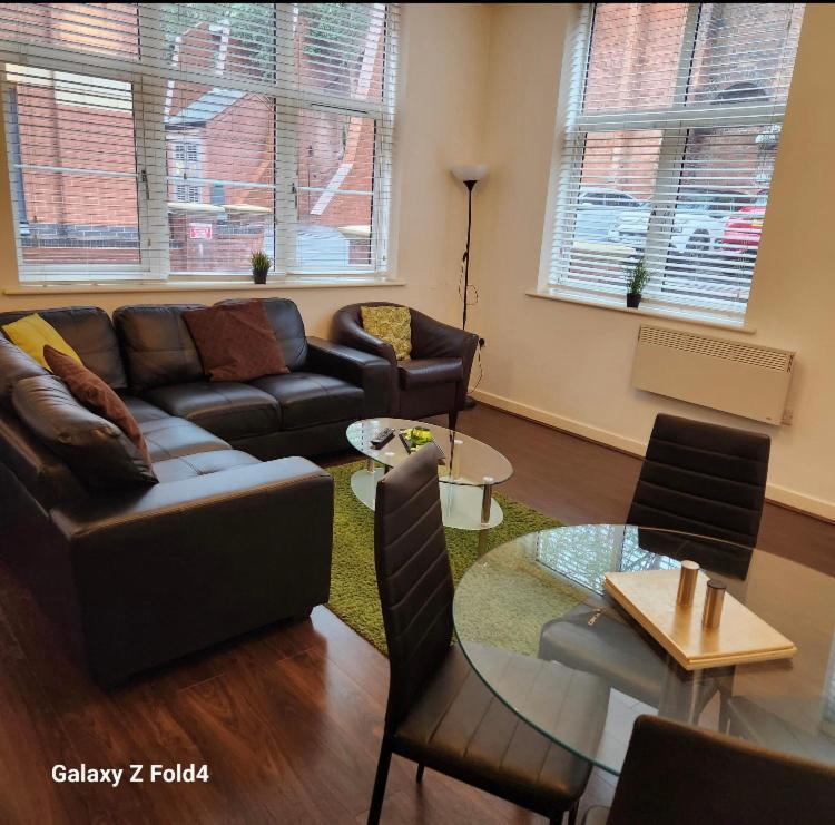 J Quarter - Sleeps 5 Long Term & Families Comfortably, 4 Beds, 2 Bathrooms Бирмингам Екстериор снимка